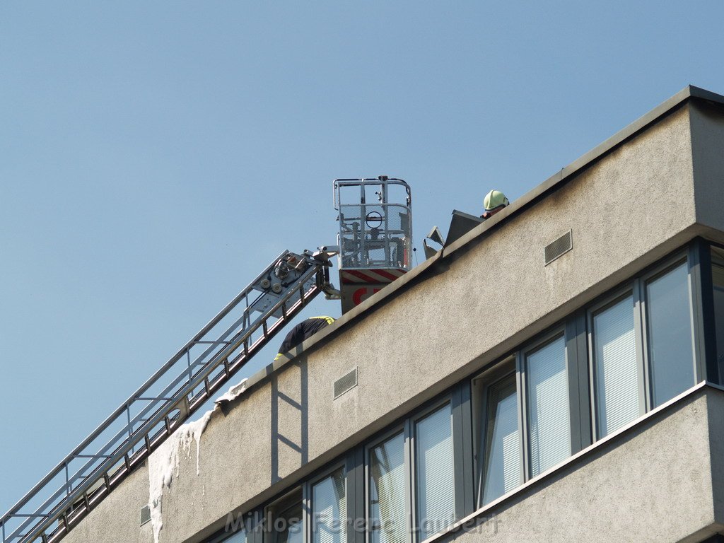 Brand Flachdach Koeln Agnesviertel  Huelchratherstr   P087.JPG